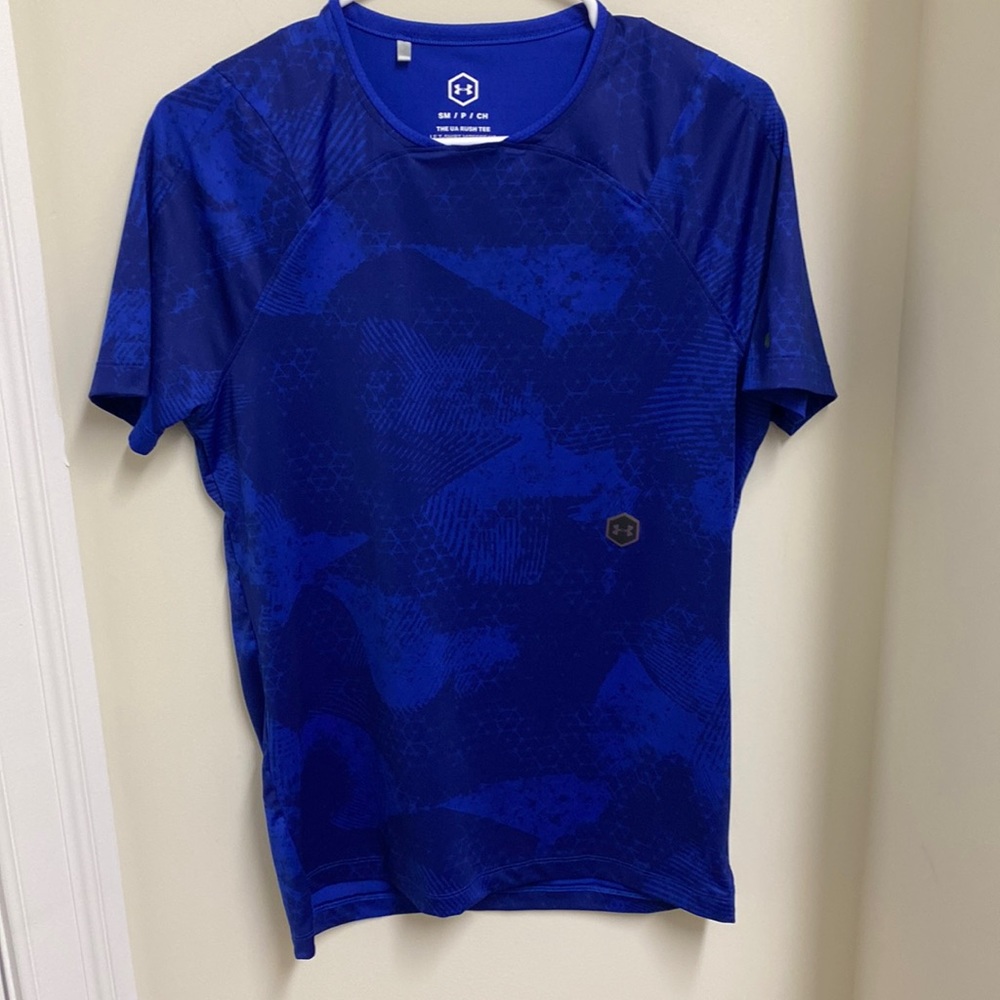 Under Armour Men’s small tee